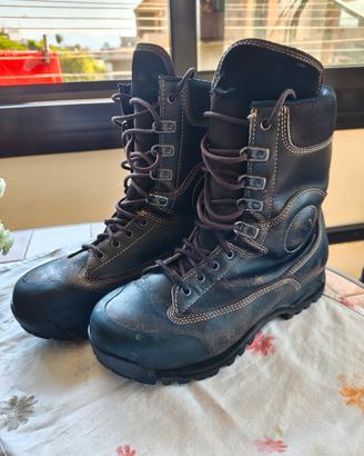 Anfibi suola Vibram semi nuovi