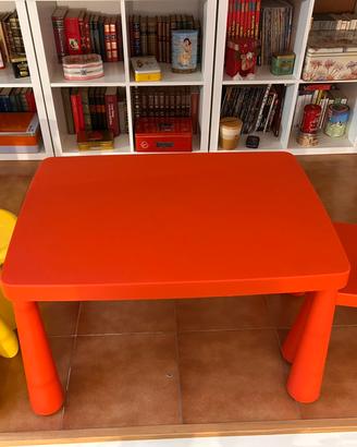 Tavolino Ikea Mammut rosso + sedia e 2 sgabelli