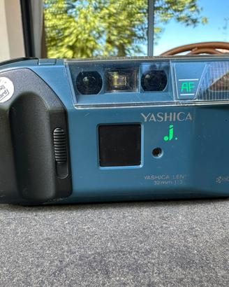 Macchina fotografica vintage Yashica Kyocera AF-J