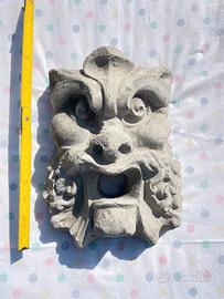 Maschera demone grottesco in pietra
