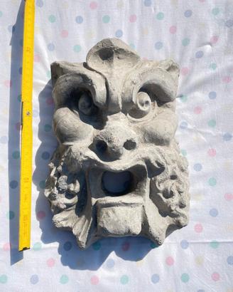 Maschera demone grottesco in pietra