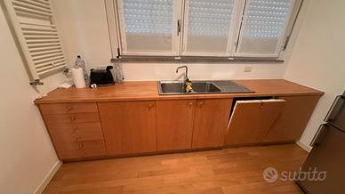 Cucina completa artigianale in faggio.