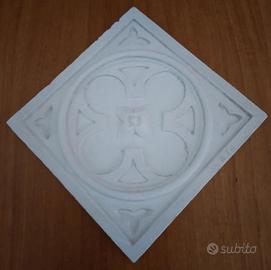 Decoro in gesso “fiore stilizzato” forma quadra