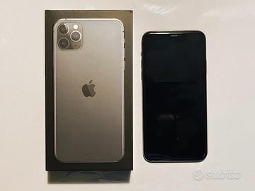 iPhone 11 Pro Max con accessori
