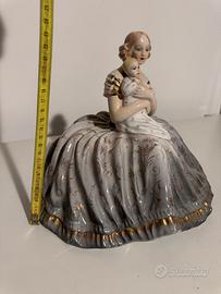 Statuetta in ceramica finemente dipinta