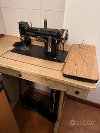 Macchina da cucire Necchi vintage con mobile origi