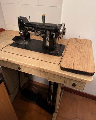 Macchina da cucire Necchi vintage con mobile origi