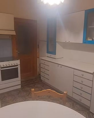 cucina con elettrodomestici