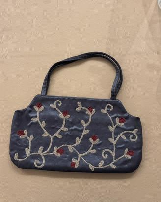 borsa coccinelle con ricami floreali