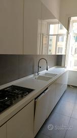 Cucina su misura, laccata bianca, piano in Korean