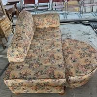 Divano in stoffa e legno massello