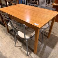 Tavolo color ciliegio con 4 sedie