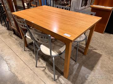 Tavolo color ciliegio con 4 sedie