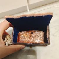 Pietra con quarzo e pirite più cofanetto