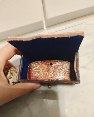 Pietra con quarzo e pirite più cofanetto