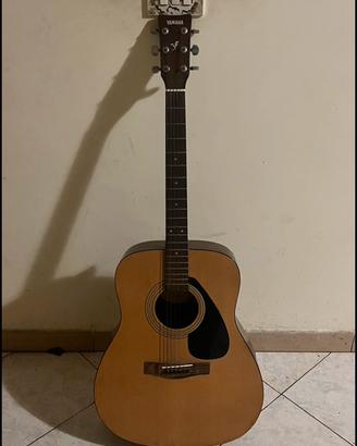 CHITARRA YAMAHA con custodia e capotasto