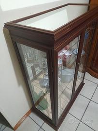 vetrina in arte povera con tre ripiani 