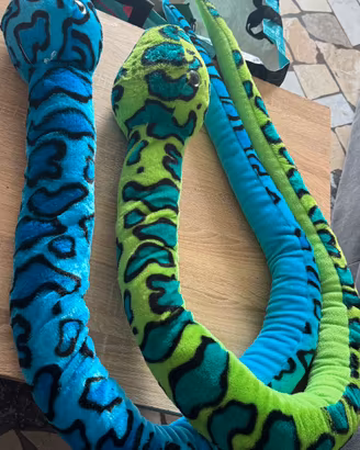 peluche e serpenti giocattolo