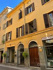 AMPIO MONOLOCALE IN CENTRO STORICO LIBERO