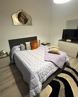 Camera da letto, cameretta bambini, tavolo con sed