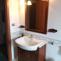 mobile bagno con specchio e marmo 