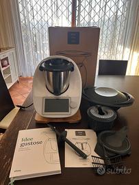 Bimby TM6 in perfette condizioni con base in legno