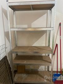 Scaffale in ferro e legno