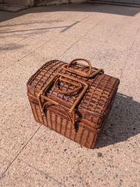 Cesto in vimini da picnic con stoviglie