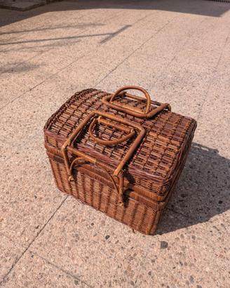 Cesto in vimini da picnic con stoviglie