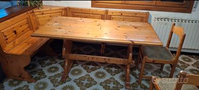 Tavolo con panche in stile rustico-country 