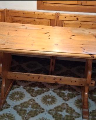 Tavolo con panche in stile rustico-country 