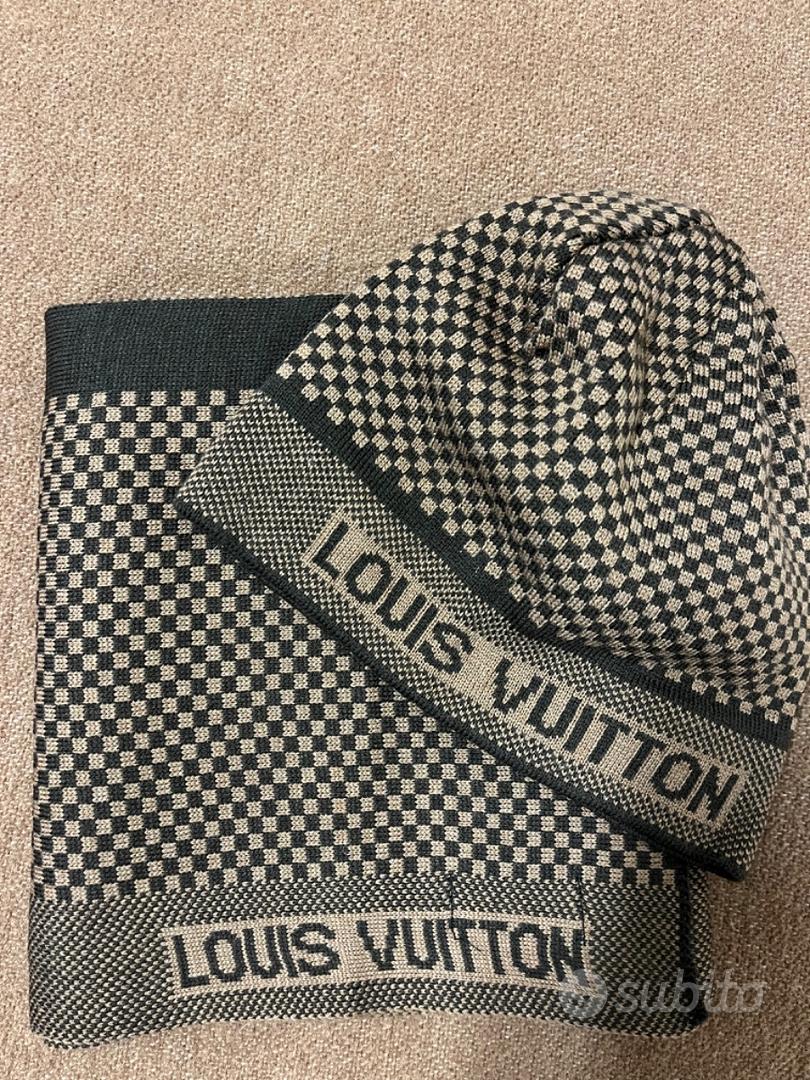 Cappello e sciarpa Louis Vuitton di seconda mano per 250 EUR su