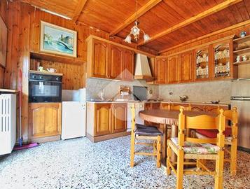 cucina completa con tavolo