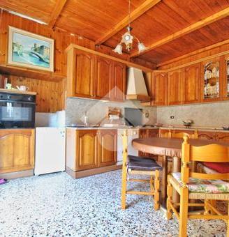 cucina completa con tavolo