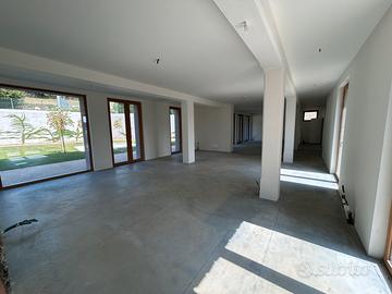 Locale Commerciale con giardino