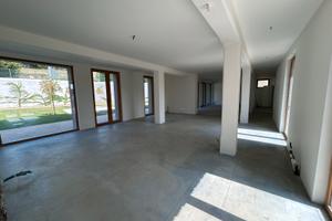 Locale Commerciale con giardino