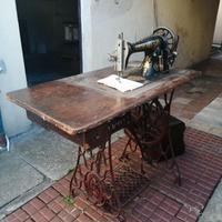 Macchina da cucire d'epoca