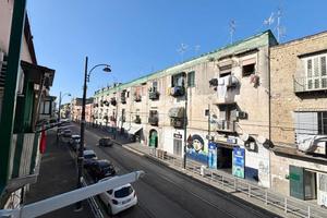2 LOCALI A NAPOLI