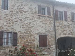 Viano/Regnano ampia casa colonica mq 500