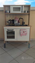 Cucina giocattolo in legno