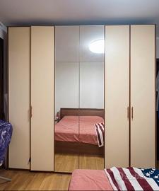 Armadio per camera da letto leggermente sbeccato