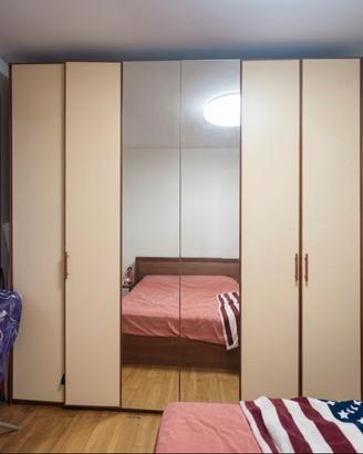 Armadio per camera da letto leggermente sbeccato