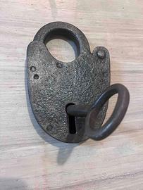 Antico lucchetto in ferro battuto con chiave