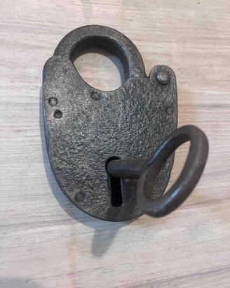 Antico lucchetto in ferro battuto con chiave