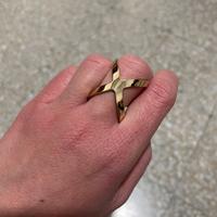 Anello dorato Avon