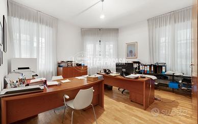 !LUMINOSO ED AMPIO UFFICIO CON POSSIBILE CAMBIO DE