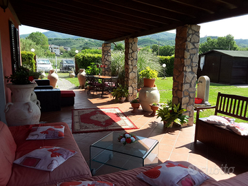 Casa singola u due piani immersa nel verde