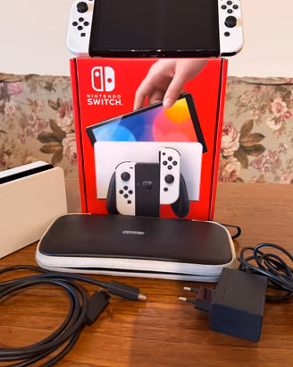 Nintendo Switch OLED completa di accessori.