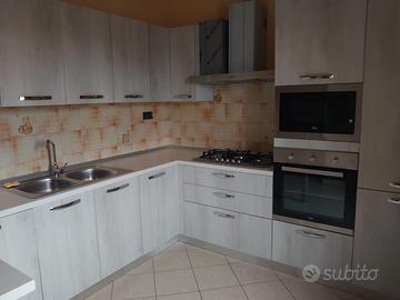 Cucina completa su misura con penisola usata poco