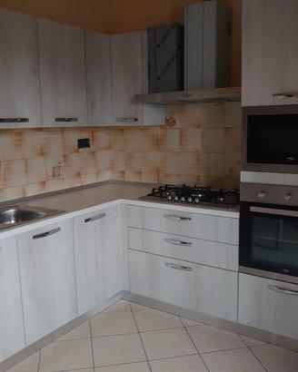 Cucina completa su misura con penisola usata poco